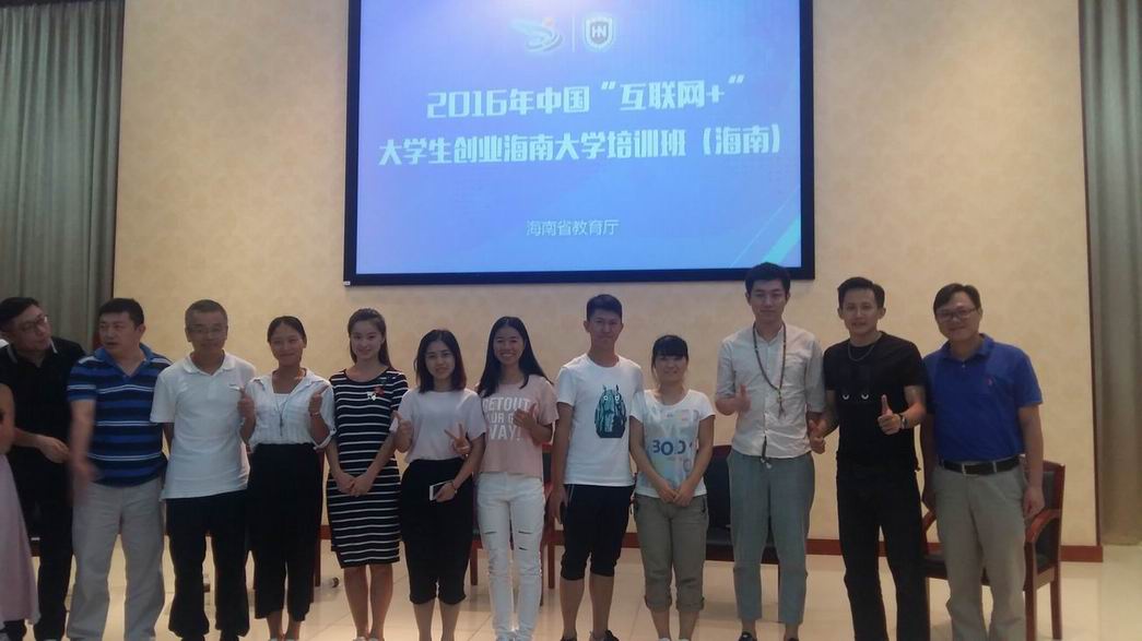 公司学子与组委会和专家组老师合影-何云摄像.jpg