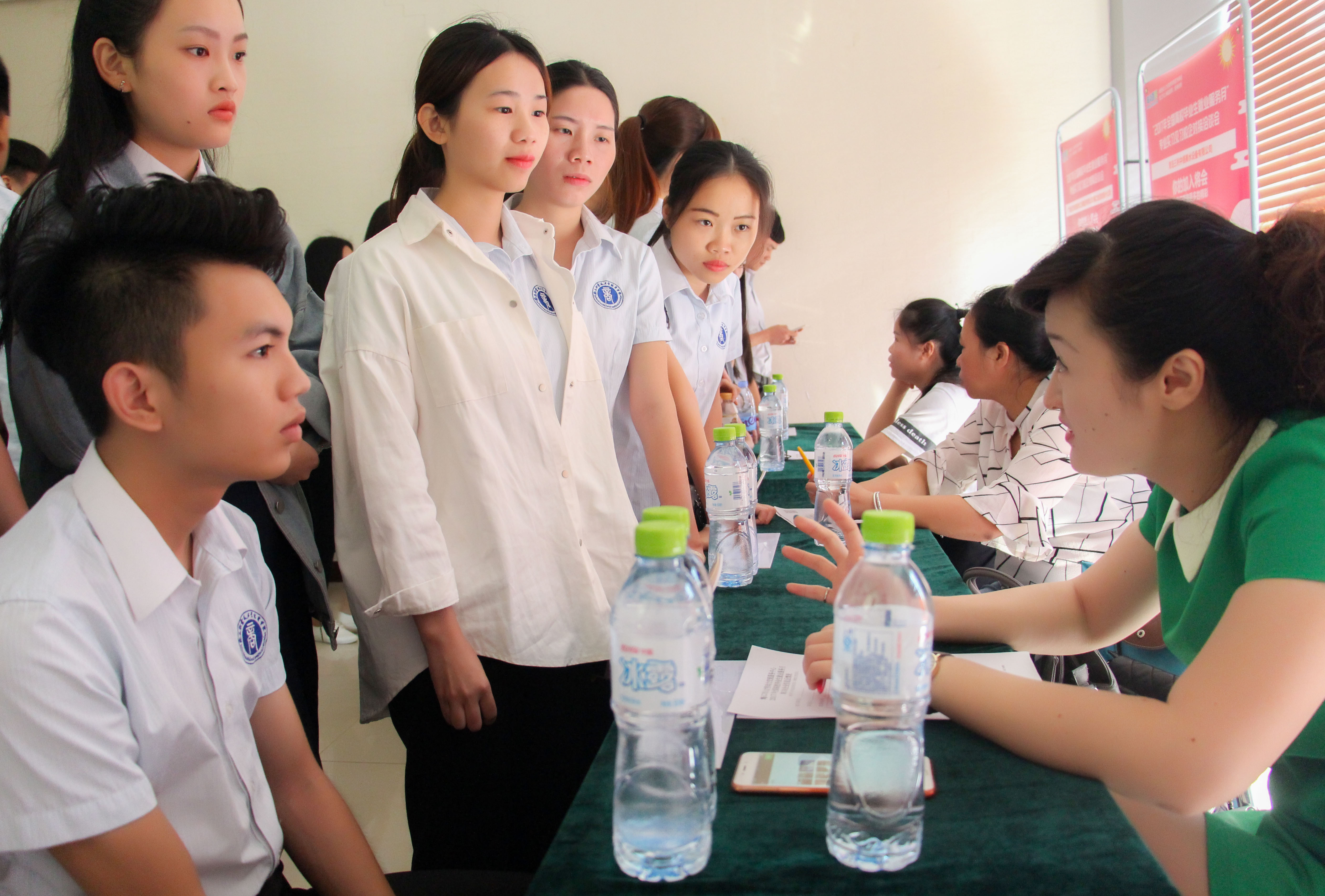 员工体验现场招聘（商学院 陈林锐摄影）.jpg