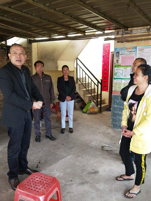 符国繁书记与受访员工亲切交谈（学院学工办供图）_副本.jpg