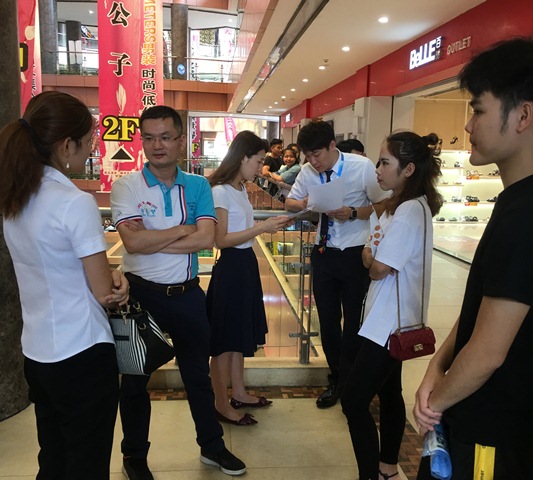 招聘会总负责人韩坚定先生给公司毕业生指导应聘技巧.jpg